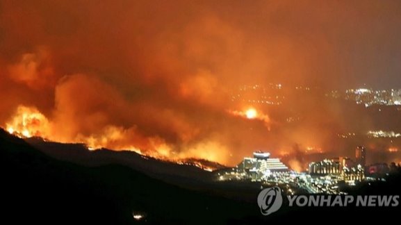 지난해 4월 고성,속초 일대 대규모 피해를 낸 산불 모습. 연합뉴스 자료사진