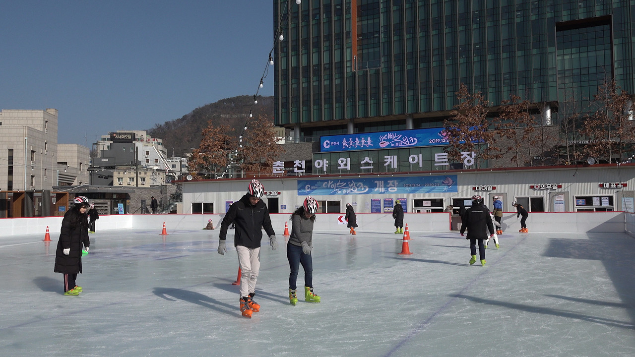 춘천시청 앞 광장에 설치된 '아이스링크 in 춘천'의 운영시간이 설 연휴기간인 이달 24일부터 27일까지 일부 변경 운영된다. 이정욱 기자.