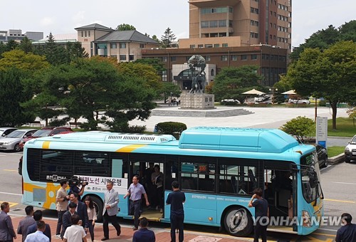 춘천시내 대학가와 주요 역 등을 경유하는 300번 버스. 사진/연합뉴스
