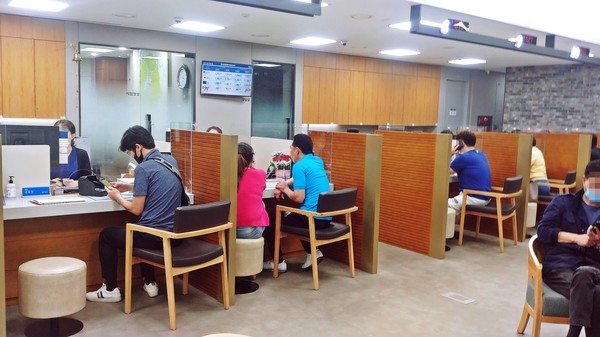 춘천시민들이 18일 춘천 명동 중앙로터리의 한 은행에서 긴급재난지원금을 신청하고 있다. (사진=방정훈 기자)