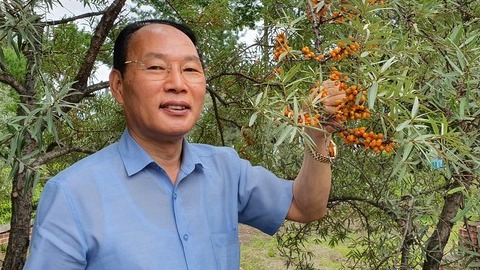 한상노 삼성생약 대표가 직접 키운 비타민나무 특징을 말하고 있다. / (사진=김민수 기자)