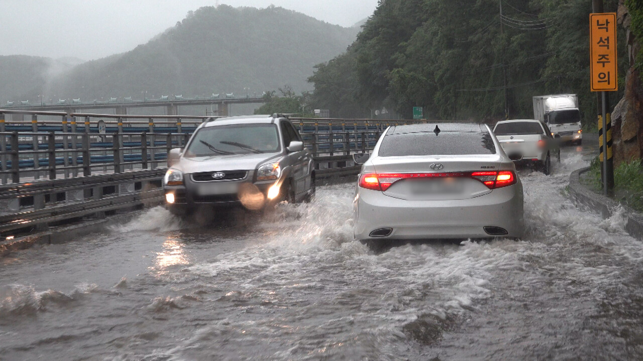 춘천지역에 내린 폭우로 3일 의암댐 주변 피암터널 인근 도로에 운전자들이 힘겹게 운전을 하고 있다. (사진=박지영 기자)