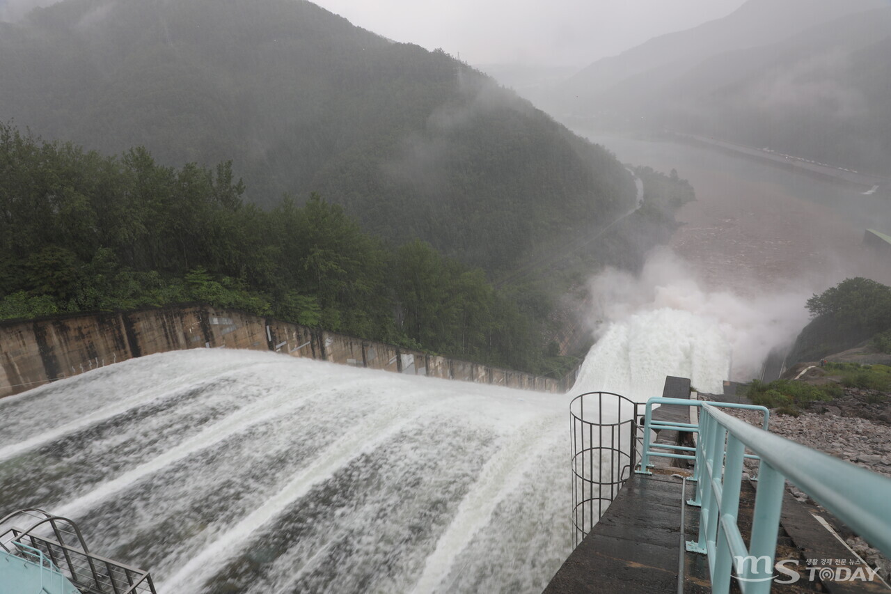 소양강댐 수문이 열리자 초당 최대 3천t의 물이 방류되고 있다. (사진=이정욱 기자)