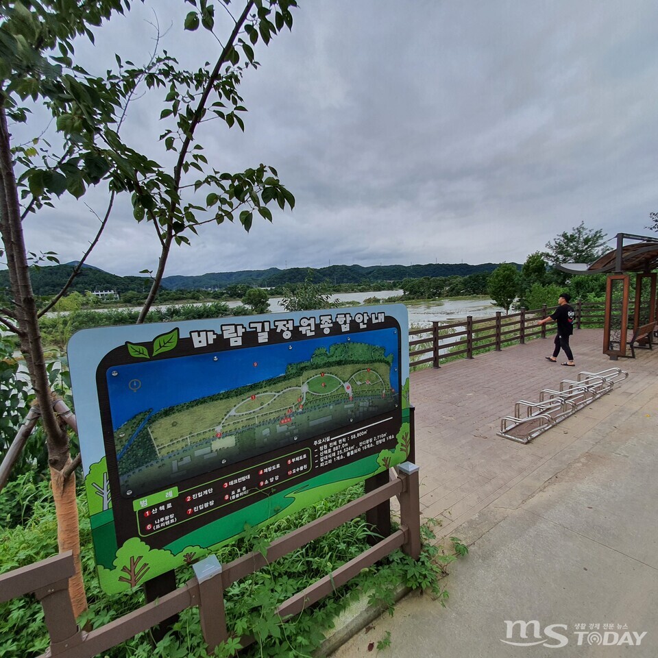지난 8일 춘천 소양강댐이 수문을 열면서 방류된 물살에 세월교는 물론, 평소 시민들의 산책로였던 바람길 정원도 물에 잠겼다. (사진=신관호 기자)