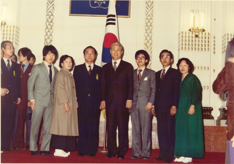 1982년 행정사무관시보로 임용된 육동한 입후보 예정자. 왼쪽에서 세번째. (사진=육동한 캠프)