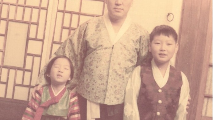 윤석열 당선인(오른쪽)이 어린 시절 아버지와 여동생과 함께 찍은 사진.(사진=윤석열 캠프 제공)
