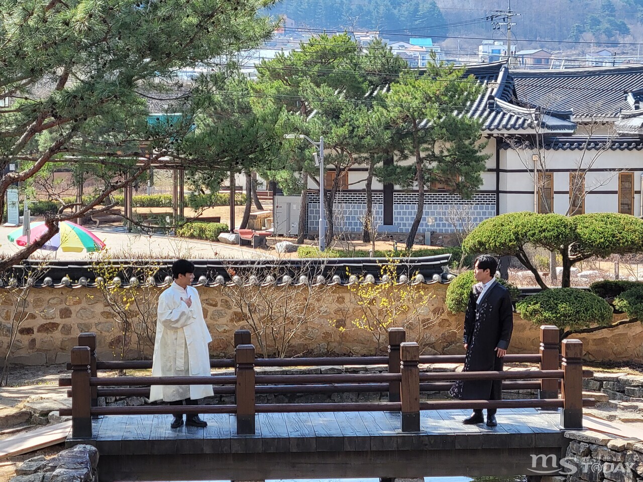 강원도립극단의 두 배우가 김유정 선생의 삶과 사랑을 그린 뮤지컬 '유정, 봄을 그리다'의 한 장면을 선보이고 있다. (사진=조아서 기자)