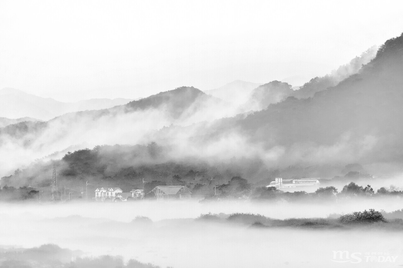 세월교 풍경을 담은 오일주 작가의 사진 작품. (사진=사진과 좋은 친구들)