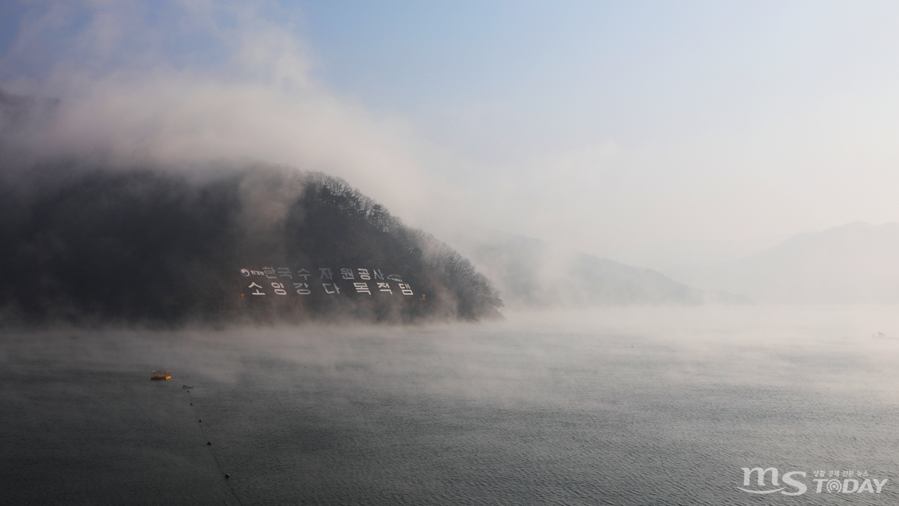 18일 오전, 춘천 신북읍에 위치한 소양강댐에 물안개가 나지막이 내려앉아 몽환적인 풍경을 자아내고 있다. (사진=박지영 기자)
