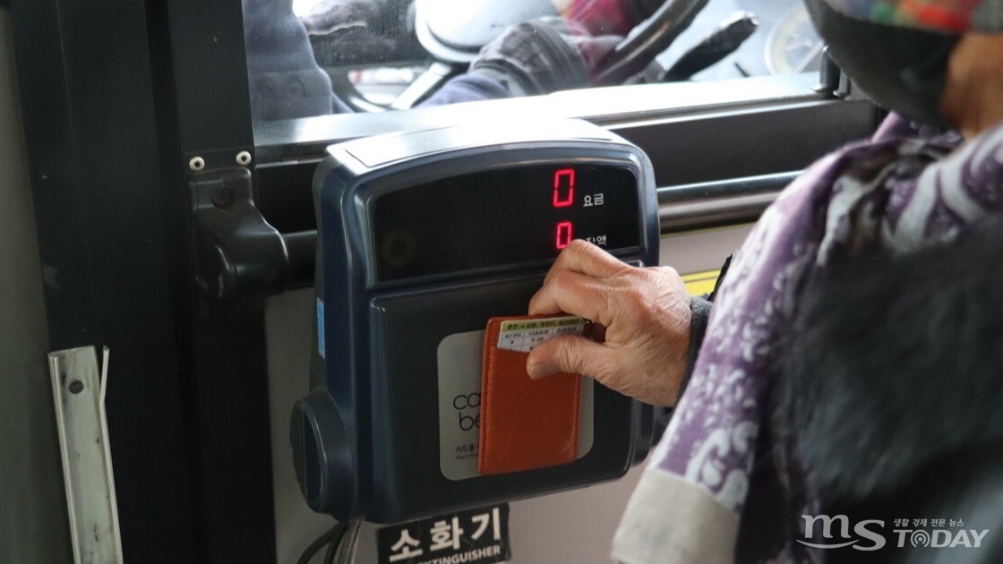 2일 오전 춘천 한 시내버스에서 시민이 교통카드를 단말기에 갖다 대고 있다. (사진=최민준 기자)