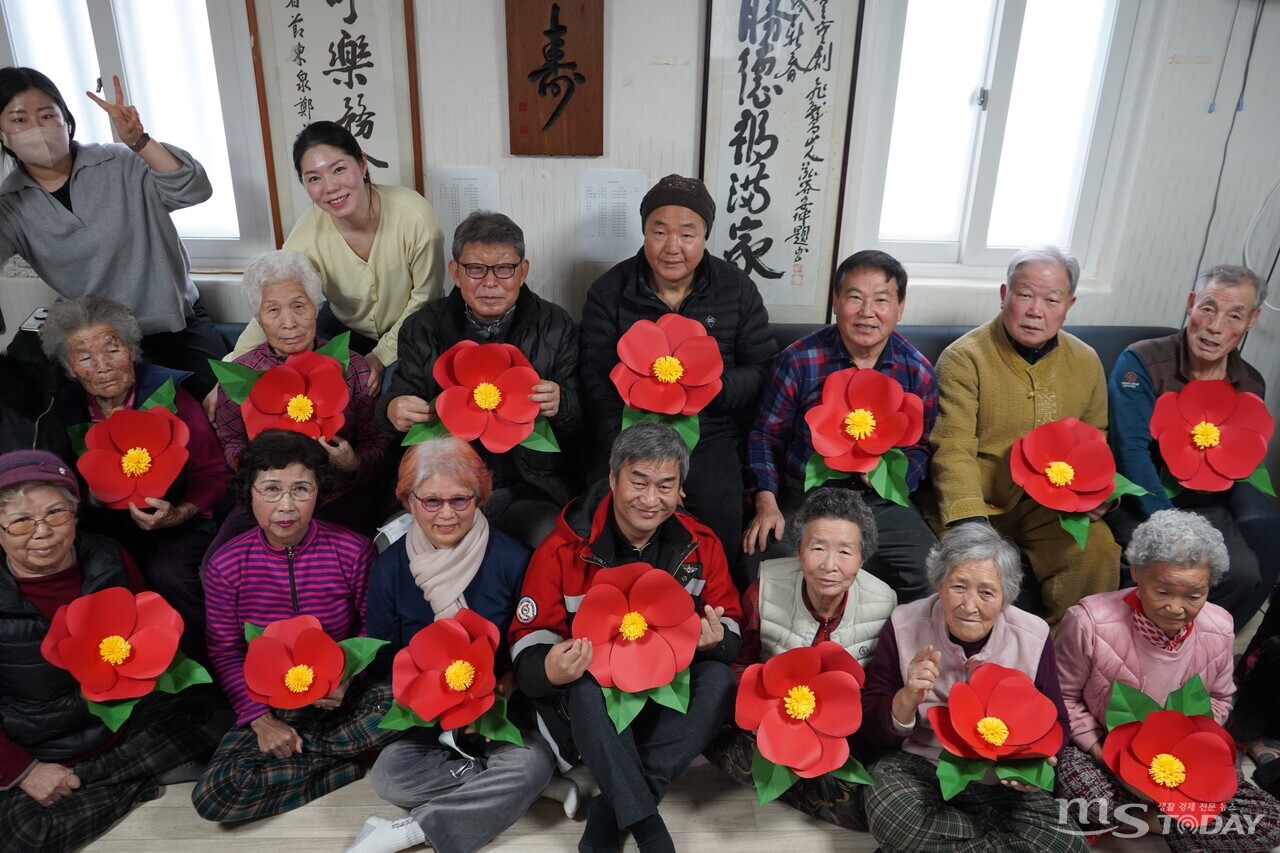 춘천 남면 주민들이 페이퍼 플라워를 만드는 종이공예 프로그램에 참여, 경로당을 꾸미기 위한 작품을 완성했다. (사진=춘천문화재단)
