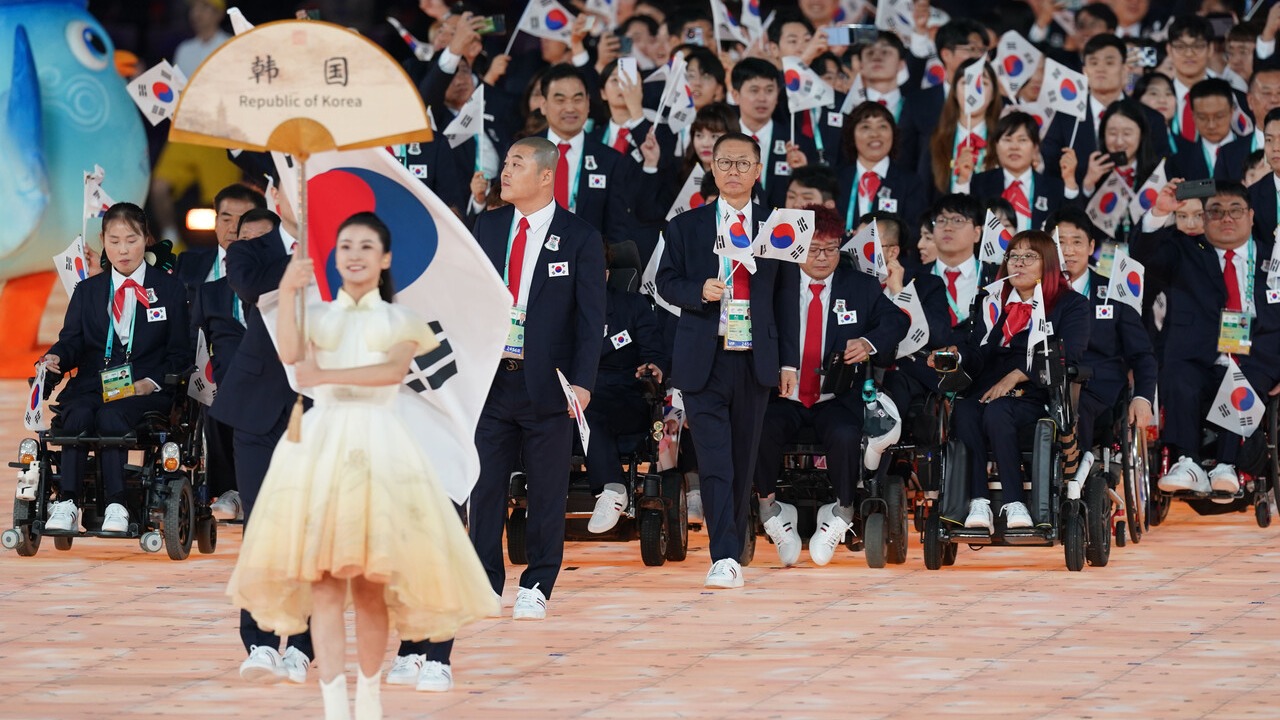 지난 22일 중국 저장성 항저우 올림픽 스포츠센터 스타디움에서 열린 2022 항저우 장애인아시아경기대회 개막식에서 한국 선수단이 입장하고 있다. (사진=연합뉴스)