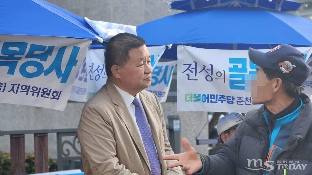 전성 더불어민주당 춘천을 지역위원장이 3일 춘천 동면에서 '찾아가는 골목당사'를 열고 주민의 의견을 듣고 있다. (사진=전성 페이스북)