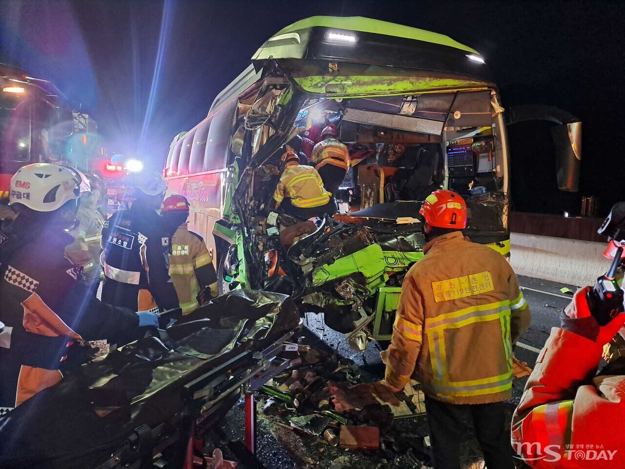 28일 오후 7시 28분쯤 춘천 중앙고속도로에서 버스와 화물차가 추돌하는 사고가 발생했다. (사진=강원특별자치도소방본부)