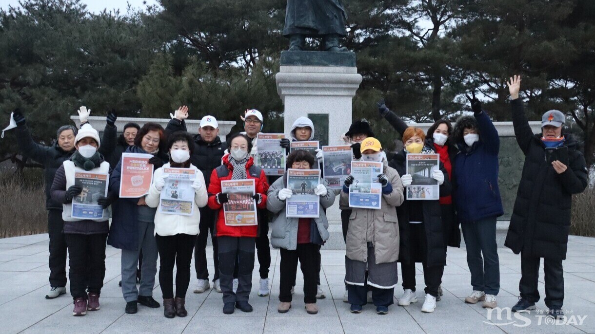 손수레봉사단 단원들이 MS투데이 창간 4주년을 축하하며 의암 류인석 선생 동상 앞에서 신문을 들고 있다. (사진=박준용 기자)
