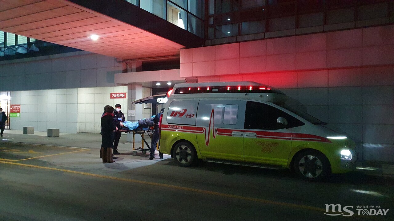 강원대학교병원 응급실에 응급환자가 실려오고 있다. (사진=이종혁 기자)