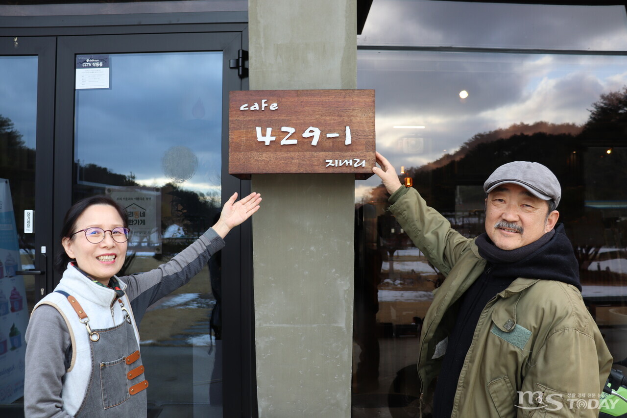 만난 지 70일만에 결혼해 인생의 황혼기를 앞두고 문화예술 카페를 차린 박 대표(오른쪽)·김씨 부부. (사진=박준용 기자)