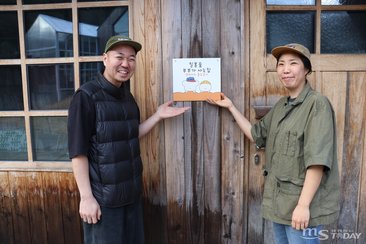 숲속 카페와 펜션을 운영하고 있는 안경훈(사진 왼쪽), 김현지 공동 대표 부부. (사진=박준용 기자)