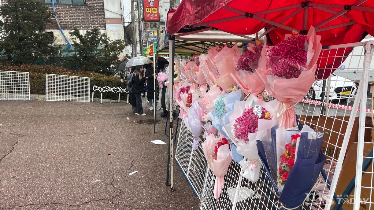 21일 졸업식이 열린 한림대 정문 앞에서 꽃다발을 판매하고 있다. (사진=진광찬 기자)