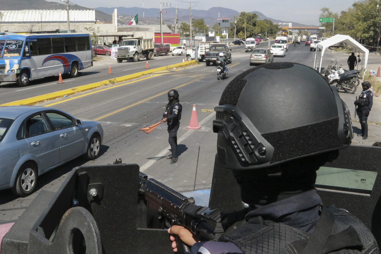 지난 15일(현지시간) 경계 작전 수행 중인 멕시코 경찰. 사진=연합뉴스