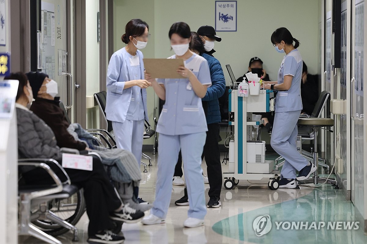 정부가 보건의료재난 위기경보를 최상위 단계인 '심각'으로 상향한 23일 서울의 한 대학병원에서 간호사들이 분주히 움직이고 있다.(사진=연합뉴스)