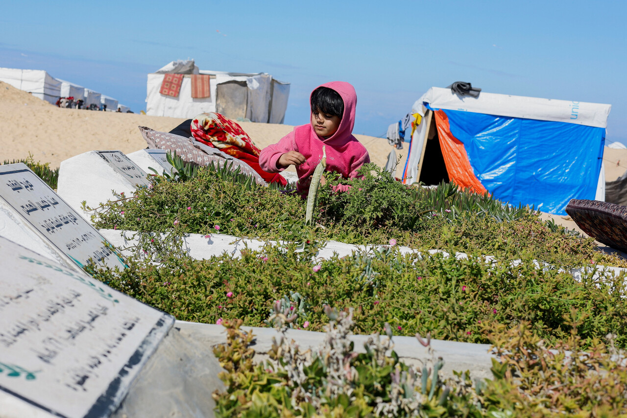 가자지구 난민촌 근처에 만들어진 무덤. 사진=연합뉴스