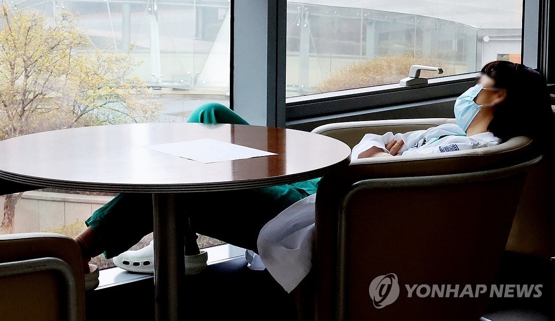 7일 서울 시내 한 병원에서 의료진이 휴식하고 있다. 정부는 전공의 집단 이탈에 따른 '의료공백'을 메우기 위해 이날 월 1천882억원 규모의 건강보험 재정을 지원하기로 했다고 밝혔다.(사진=연합뉴스)
