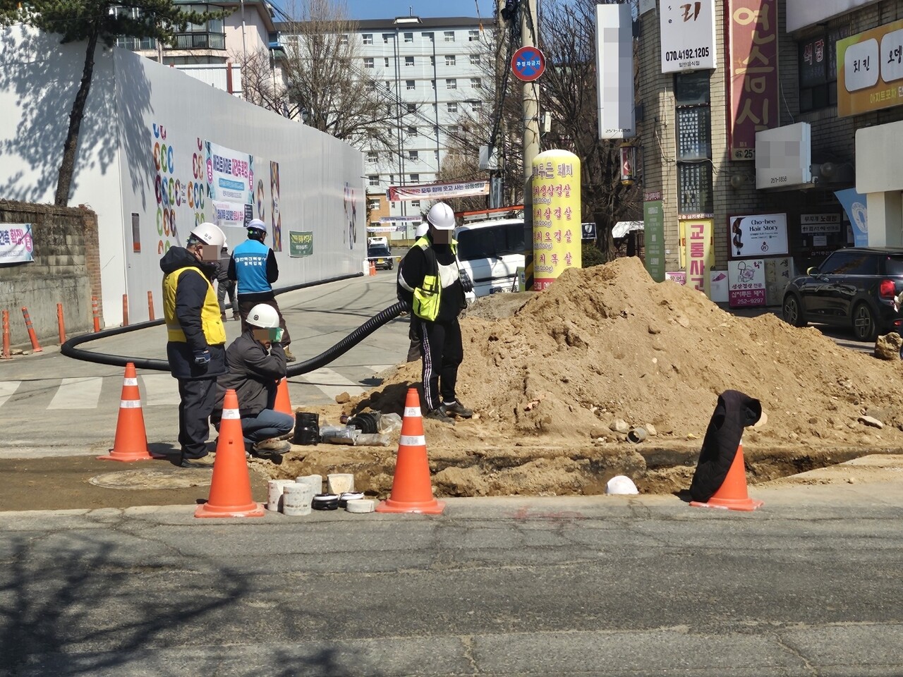 13일 오후 한림대 앞 도로에서 전선 지중화 공사 작업자들이 공사를 하고 있다. (사진=박민경 인턴기자)