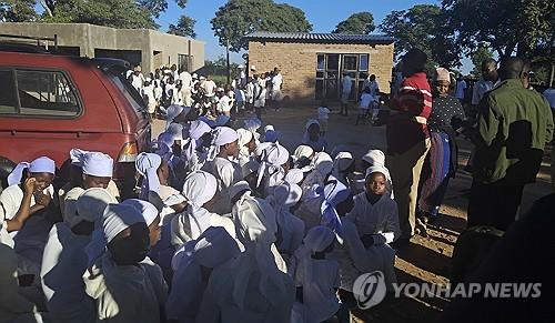 짐바브웨 한 농장에서 강제노동 착취당한 어린이들. 사진=연합뉴스