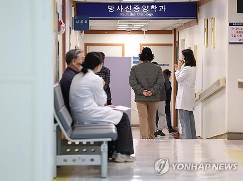 전공의 집단행동이 이어지고 있는 지난 15일 오전 서울 한 대형병원에서 의료진이 환자와 대화를 나누고 있다. (사진=연합뉴스)