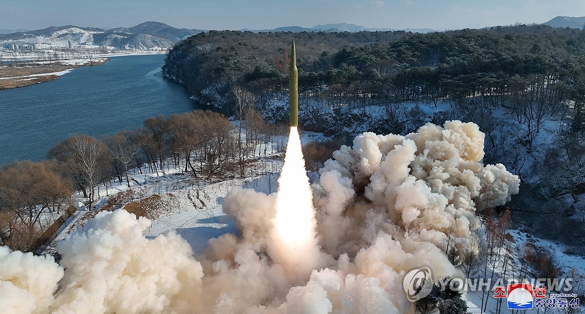 북한이 고체연료를 사용한 극초음속 중장거리 탄도미사일(IRBM) 시험 발사에 성공했다고 조선중앙통신이 15일 보도했다.(사진=연합뉴스)