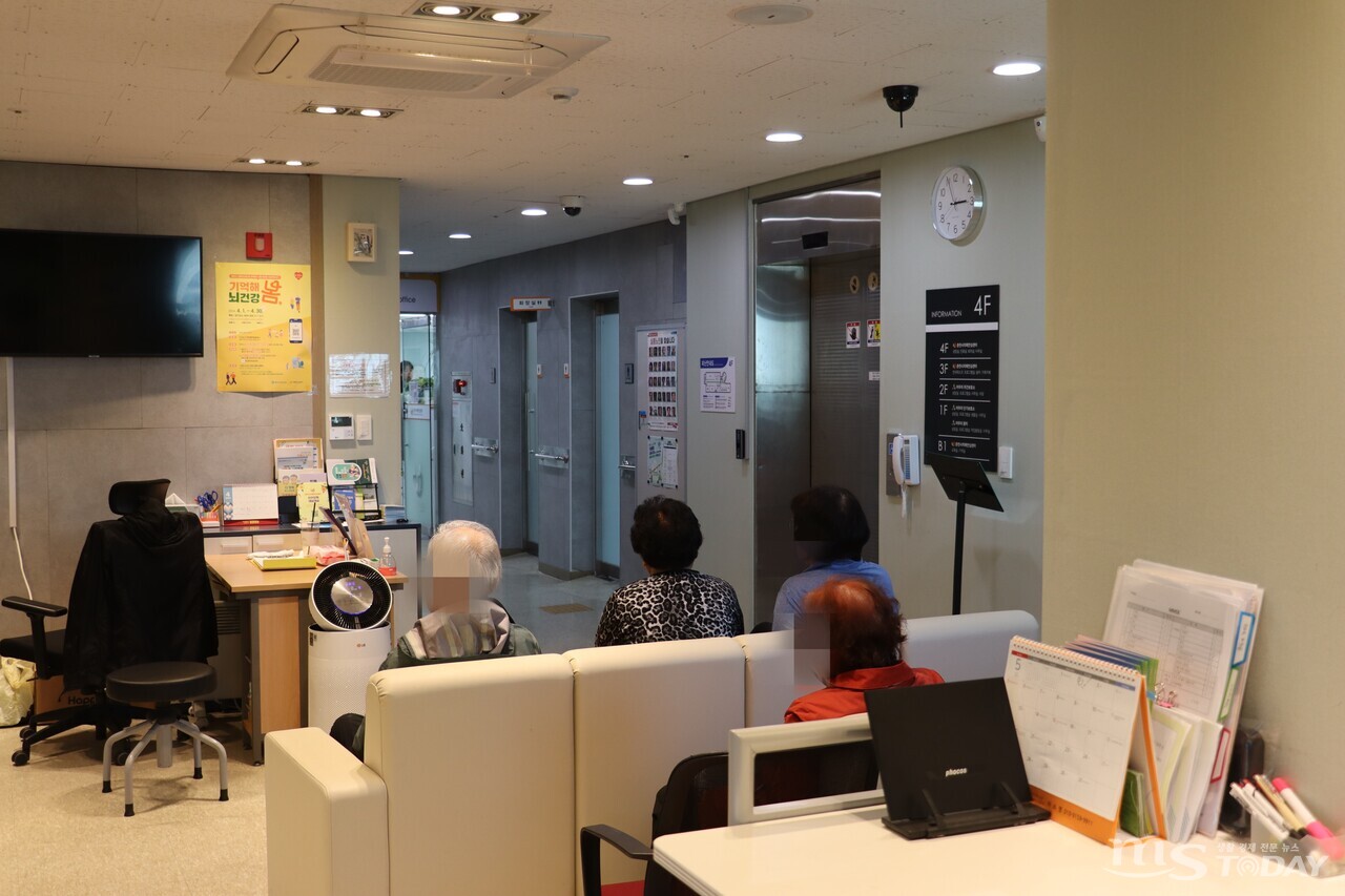 지난 25일 춘천시치매안심센터에 노인들이 인지 선별검사를 받기 위해 대기 중이다. (사진=오현경 기자)