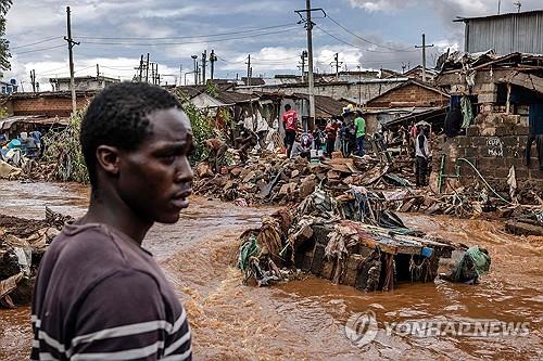 폭우와 홍수로 주택이 파손된 케냐 나이로비 빈민가 마타레 지역. 사진=연합뉴스