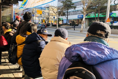 시내버스를 하염없이 기다리는 춘천시민들 /사진=연합뉴스