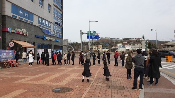 춘천시민들이 동면에 위치한 한 약국에서 마스크를 구입하기 위해 줄을 서고 있다. 사진/MS투데이 자료사진
