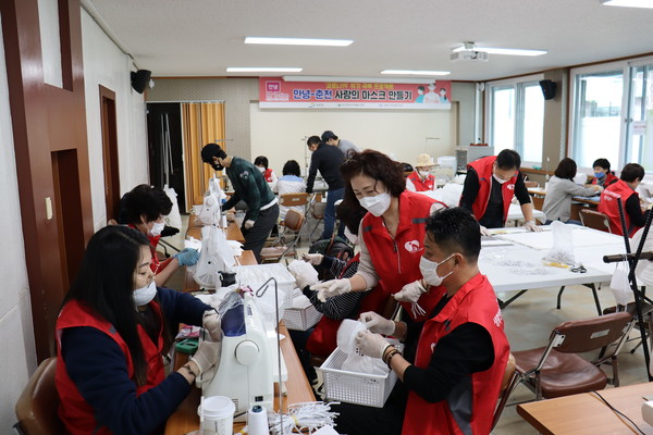 춘천시자원봉사센터에서 마스크를 제작하고 있는 자원봉사자들. 사진/춘천시자원봉사센터 제공