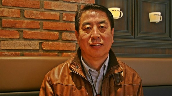 23일 오후 우두동 인근 한 카페에서 환한 미소로 카메라를 바라보고 있는 김덕만 신사우동 봉사단장. 사진/방정훈 기자