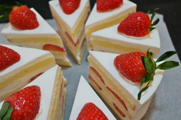 생과일이 가득한 리얼브래드진 순우유생크림 딸기케이크. 사진/리얼브래드진 제공