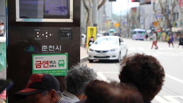 시내버스를 기다리고 있는 춘천 시민들. (사진=이정욱 기자)