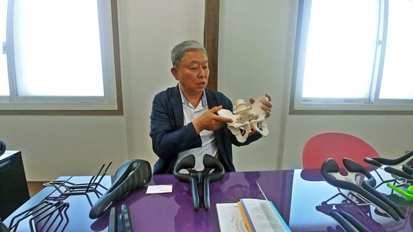 김용주 휴안 대표가 8일 오후 자신의 사무실에서 PPS 안장의 차별성에 대해 설명하고 있다. (사진=방정훈 기자)