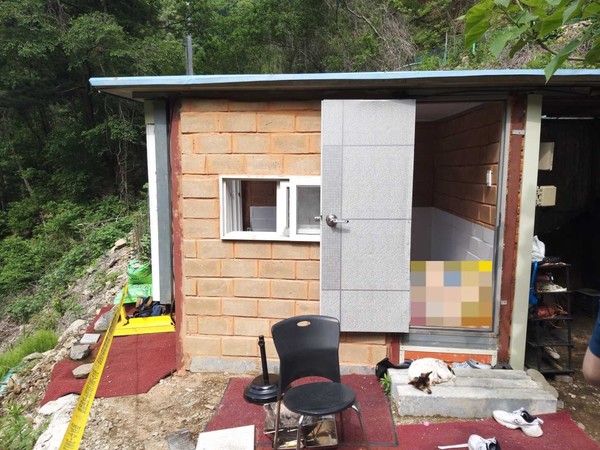 홍천소방서 소속 소방관 2명이 숨지는 참변이 발생한 춘천 북산면 추전리의 한 주택 별동 황토방 모습.