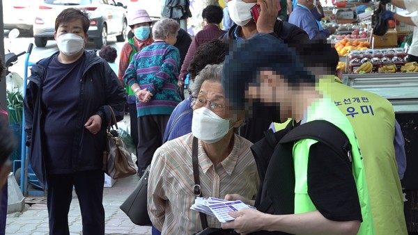 29일 오전 춘천 중앙시장 버스환승센터에서 마을버스를 기다리고 있는 시민들. (사진=이정욱 기자)