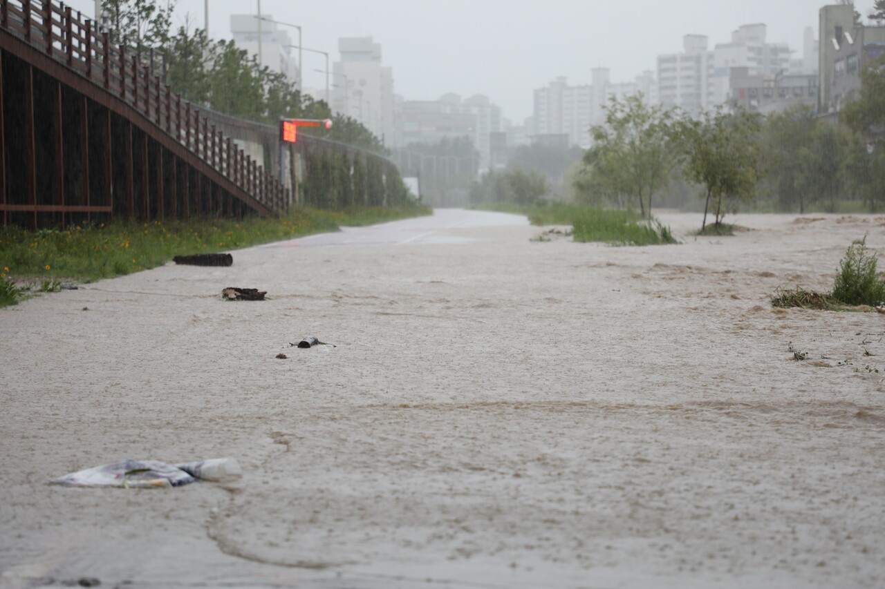 춘천지역에 내린 폭우로 3일 춘천 석사천 산책로가 침수됐다. (사진=이정욱 기자)