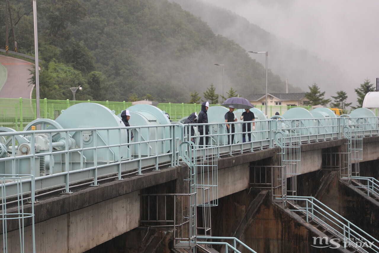 5일 15시. 소양강댐 수문이 열리기 전 관계자들이 마지막 점검을 하고 있다. (사진=이정욱 기자)