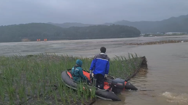 미래통합당의 이상민 춘천시의원이 지난 6일 오전 발생한 의암호 선박 전복사고로 실종된 관계자들의 실종 전 당시 영상을 확보해 공개했다.(사진=제공영상 캡쳐)
