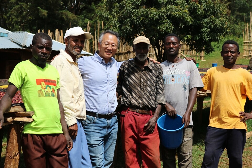 코빈즈 김재용 대표와 에티오피아 커피농장 농부들 (사진제공=코빈즈 커피)