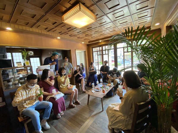 지난해 7월 도시가살롱 프로젝트의 하나로 카페 교토정원에서 열린 주류 탐구 커뮤니티 모습. (사진=전환문화도시 춘천 홈페이지)