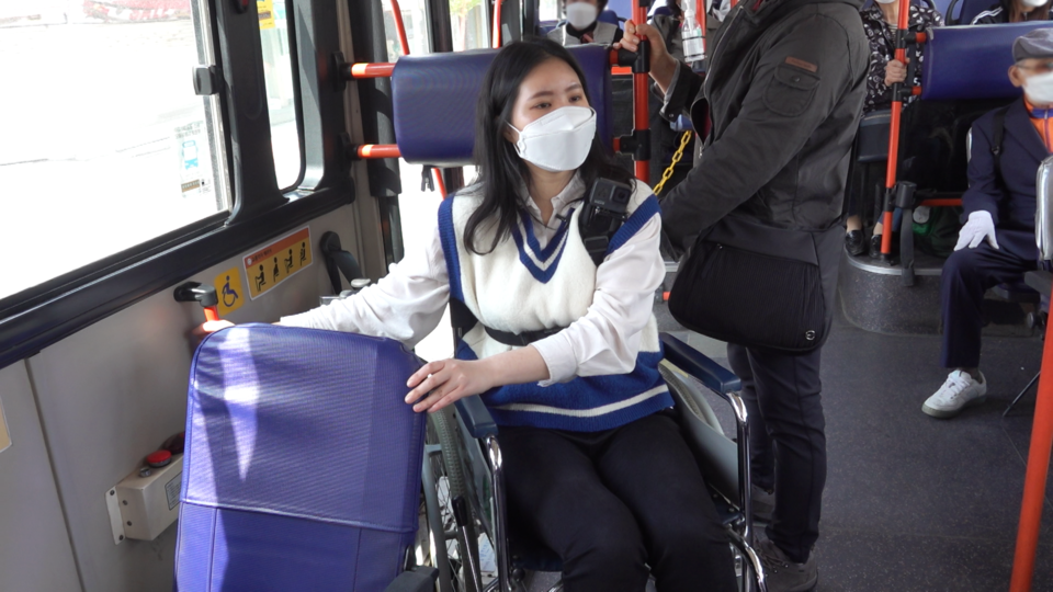 탑승한 춘천 시내버스에는 휠체어 이용자들을 위해 안전벨트가 부착돼 있었지만 작동하지 않은 탓에 조아서 기자가 앞 좌석을 붙잡고 이동하고 있다. 이 때문에 안전을 우려한 한 승객이 뒤에서 휠체어를 잡아주고 있다.  (사진=박지영 기자)