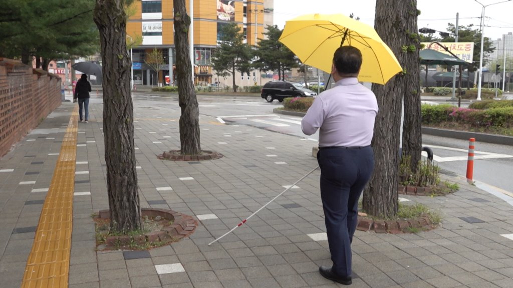 시각장애인 박성수씨가 지팡이를 짚으며 길을 걷고 있다. (사진=박지영 기자)