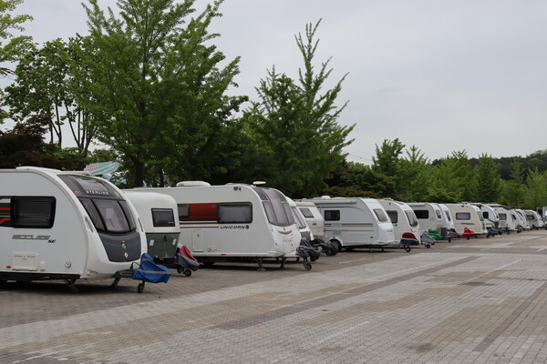 중도주차장에 장기 주차된 캠핑카와 캠핑용 트레일러. (사진=조아서 기자)
